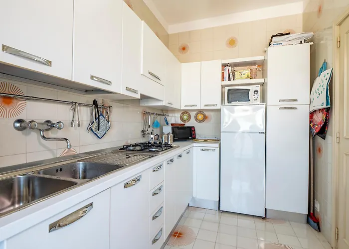 Guesthost - Margari Bright With Parking Daire Otranto